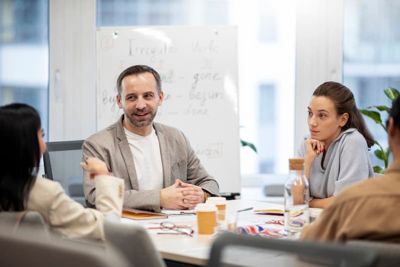 Un groupe de collaborateurs durant un partage